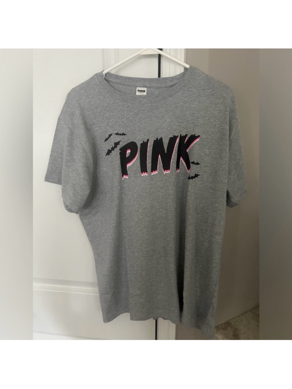 VS PINK HEATHER GREY HALLOWEEN CAMPUS SHORT SLEEVE TEE BATS LOGO SIZE MEDIUM
